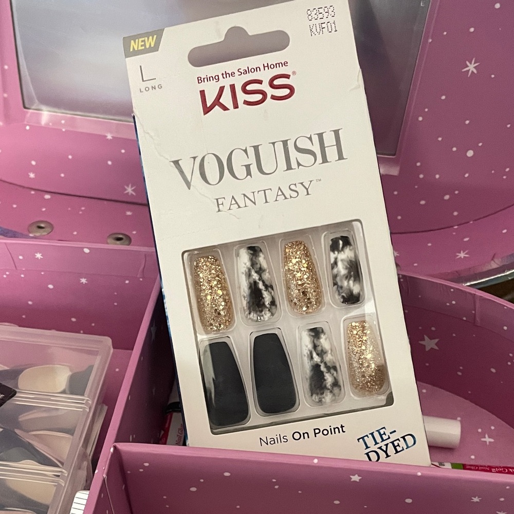 KISS Voguish Fantasy Black and Gold Tie Dyed Press-On Nails
